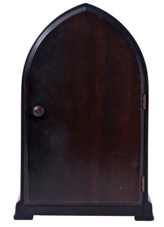 Seth Thomas Clock Co., Thomaston, Conn., "Chime No. 95" shelf clock with an eight day spring driven time and Westminster strike movement (124A) chiming on rods, in a two tone mahogany veneered case with a silvered dial and raised bronze numerals.