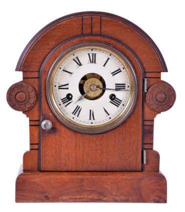 Seth Thomas Clock Co., Thomaston, Conn. with a spring driven 30 hour time, strike and alarm movement shelf clock in a mahogany veneered case.