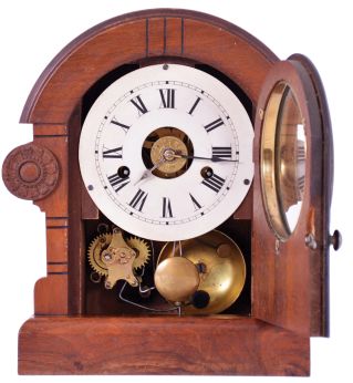 Seth Thomas Clock Co., Thomaston, Conn. with a spring driven 30 hour time, strike and alarm movement shelf clock in a mahogany veneered case.
