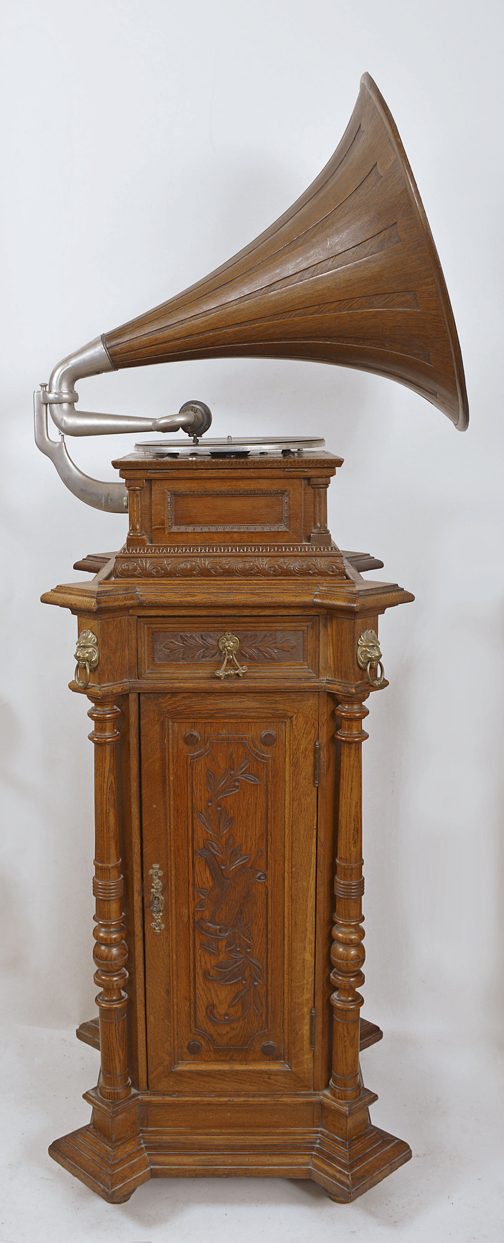 Gramophone / Victor Phonograph Type D with Oak Horn