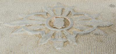 Mills Novelty Company, Chicago, Illinois, "Owl"/ "1776" model, quarter playing, one armed, three wheel slot machine in a oak, nickel, and brass case with painted highlights